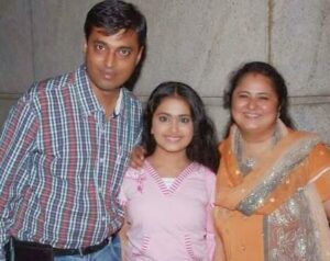 Avika Gor with her parents