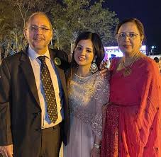 Sakshi Dhoni with her parents
