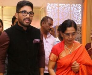 Allu Arjun with his mother