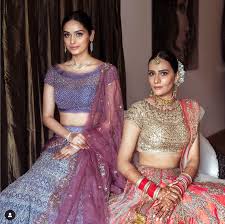 Manushi Chillar with her sister