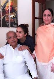 Huma Qureshi with her parents