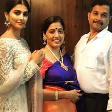 Pooja Hegde with her parents