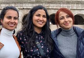 Vidya Vox with her mother & sister