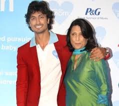 Vidyut Jammwal with his mother