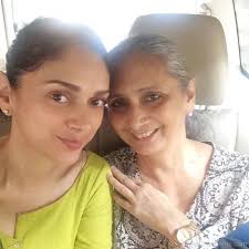 Aditi Rao Hydari with her mother