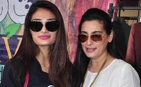 Athiya Shetty with her mother