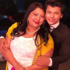 Siddharth Nigam with his mother