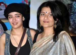 Akshara Haasan with her mother