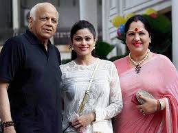 Shamita Shetty with her parents