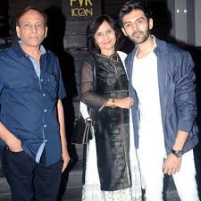 Kartik Aaryan with his parents