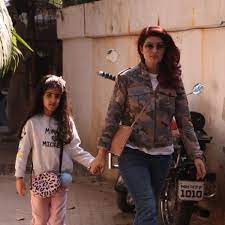 Twinkle Khanna with her daughter