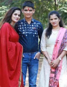 Bhagyashree Mote with her brother & sister