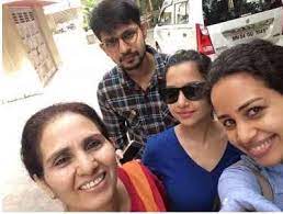 Yuvraj Thakur with his mother & sisters