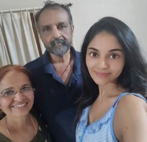 Sanam Shetty with her parents