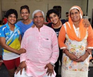 Geeta Phogat with her parents & sisters
