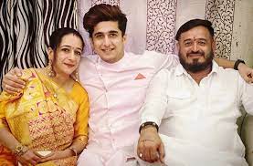 Bhavin Bhanushali with his parents