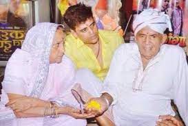 Ravi Kishan with his parents