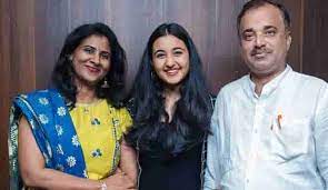 Revathi Pillai with her parents