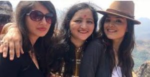 Simran Dhanwani with her sisters