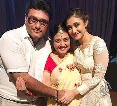 Ragini Khanna with her mother & brother