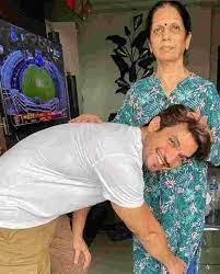 Arjun Bijlani with his mother