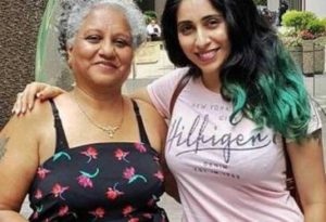 Neha Bhasin with her mother